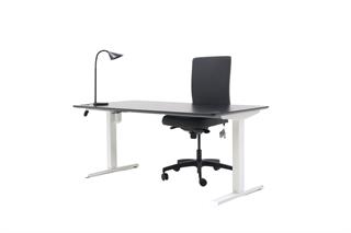 Kontorsæt med bordplade i sort, stelfarve i hvid, sort bordlampe og grå kontorstol